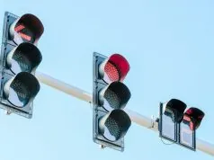 Sygnalizatory świetlne – jak działają i gdzie są stosowane?