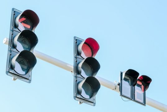 Sygnalizatory świetlne – jak działają i gdzie są stosowane?
